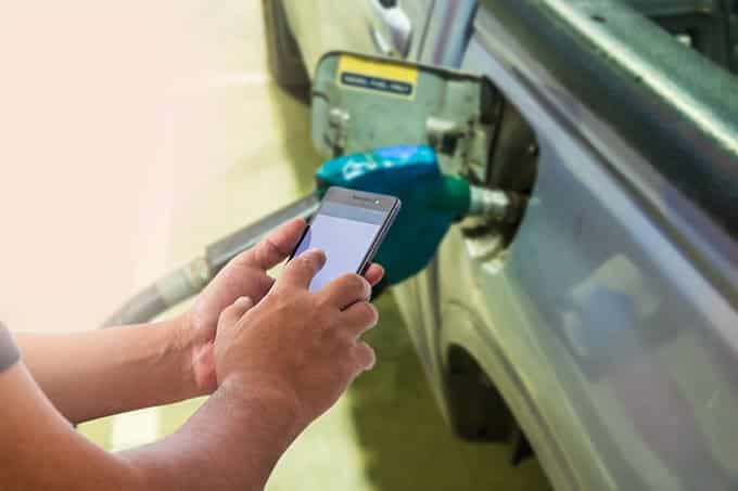 Fer servir el mòbil en una gasolinera