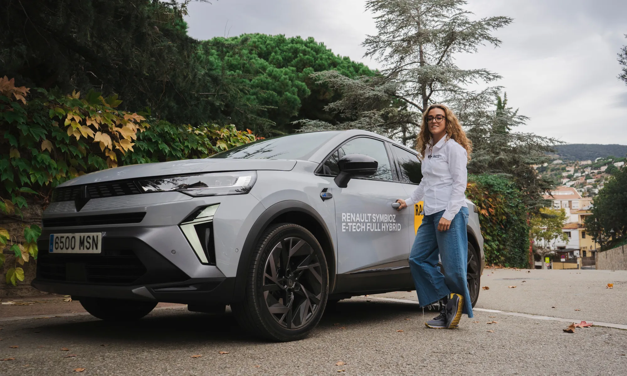 Ruta en coche con SUV eléctrico.